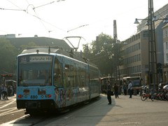 Wagen 880 mit kunstvoller Vollwerbung