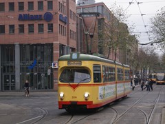 Auf der Linie 5 sind 2008 noch ältere DÜWAGs anzutreffen da auf Teilabschnitten der Gleisabstand für die breiteren Niederflurwagen (noch) nicht ausreichend ist