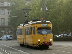 Ein zum Schleifzug umgebauter Düwag. Man hat die A-Teile zweier GT6 ARücken an Rücken zusammenmontiert um ein Zweirichtungsfahrzeug zu erhalten.... 