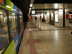 Stuttgart bietet Tiefbahnsteige...