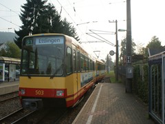 .....und befährt die dortige Wendeschleife.