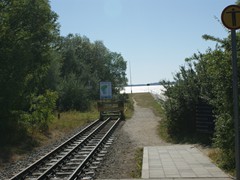 Wie man aber sehen kann, ist die dritte Schiene rostig, da die RBB nur in der Hochsaison bis Lauterbach Mole fährt. Dies ist auch mit einigem Aufwand verbunden, da ein Sandwich gebildet werden muß, da in Lauterbach Mole das Gleis stumpf endet und kein Steuerwagen zur Verfügung steht ist an das Ende eine Lok anzukuppeln.