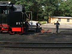 Die Schlacke will mühsam entsorgt werden. Hier heißt es auch für Schaffner richtig Hand anlegen