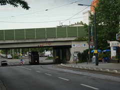 Gleich zu Beginn ist die Senke unter der Bahn- Unterführung zu nehmen