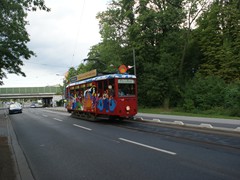 Tapfer kämpft sich das Lieschen durch den Gegenverkehr, denn die Strecke ist nur eingleisig im Bereich der Fahrspur für die Autos.