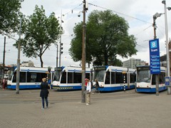 Combino Parade am Bahnhof