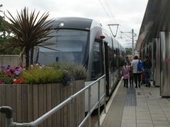 Direkt vor dem Terminal Ausgang des Airports ist die Tram Station