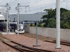 Im Hintergrund die Gebäude des Terminals