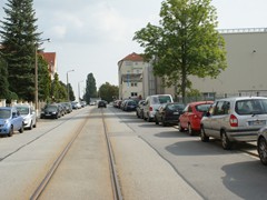 ....das durch eine Wohnstraße....