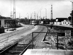 4 Stationen später sind wir in Heddernheim. Die gleiche Perspektive vor dem Umbau. Im Hintergrund sind die Formsignale und das alte Stellwerk zu erkennen. Links ist die alte Station zu erkennen.