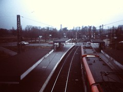  Hier sieht man die Station im Ursprungszustand. Noch ohne die Rosa-Luxemburg-Straße. Noch mit Bahnübergang "Heddernheimer Landstraße".