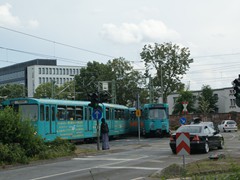 Auf die Station Große Nelkenstraße folgt die Station Industriehof. Hier biegt sie in aus der Station Industriehof nach Hausen ab. Der Zug der Linie U6 ist dort unterwegs um am dortigen Gleiswechsel durch eine Baustelle bedingt zu wenden