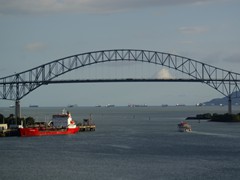 DerPazifik ist erreicht, die Bridge of Americans, das Tor zumPazifik. All die Schiffe im Hintergrund warten auf die Passage durch den Kanal.