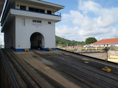 Kontrollzentrum Pedro Miguel mit Durchfahrt