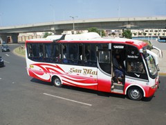 Kleinbus in Manta. Immer ist ein Schaffner dabei