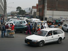 Collectivos sind Minibusse mit festen Routen die auf Zuruf anhalten