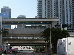 Städtebaulich sind die Metromover Stationen ein Juwel in der dritten Etage....