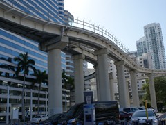 Auch so ein Metromover Abzweig passt sich doch hervoragend in das Stadtbild ein