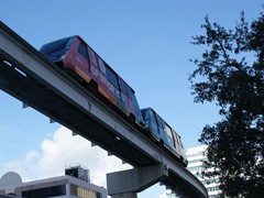 Hoch über den Köpfen der Metromover