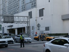 So werden auch in Zukunft verzweifelte Verkehrspolizisten versuchen den zähen Verkehr in Bewegung zu halten.