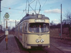 Zug 1302 abfahrbereit in Berkersheim nach Praunheim - Brücke N-Wagen 816