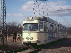 Kurs 1301 verlässt die Ausweichstation "Oberwiesenstrasse" mit O-Wagen 907 Richtung Weilbrunnstrasse